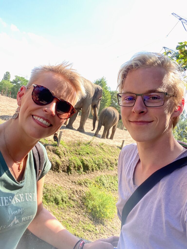 Alissa en Duncan bij Dierenrijk met olifanten op de achtergrond
