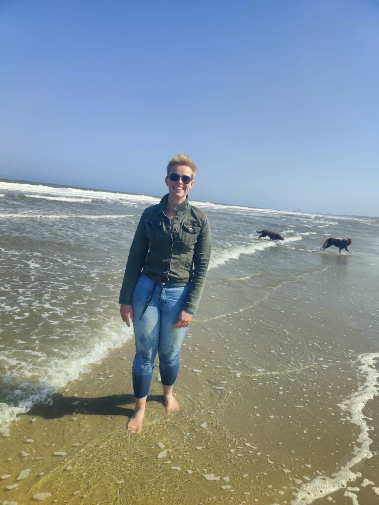 Alissa van Duizelschip wandelend op het strand