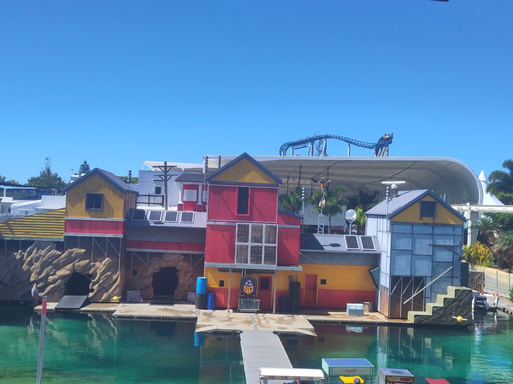 Uitzicht op de zeeleeuwenshow bij Sea World. met vissershuisjes.