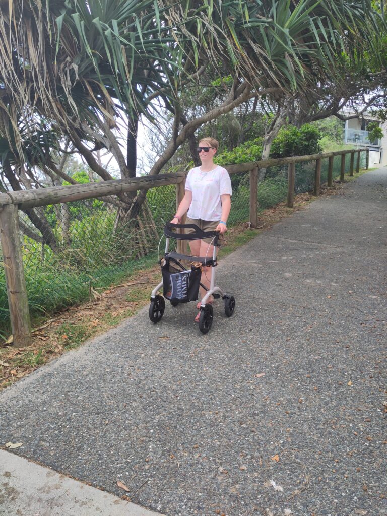 Jongedame lopend met rollator